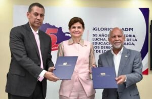 INDOTEL y ADP firman convenio que otorga más de 1,400 becas para capacitar docentes