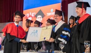 UASD gradúa 716 nuevos profesionales, 