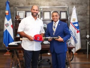 Director del DA recibe visita de la leyenda del béisbol Albert Pujols