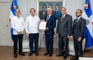 Presidente del Senado, Ricardo de los Santos recibe del Poder Ejecutivo anteproyecto ley Plan de Ordenamiento Territorial